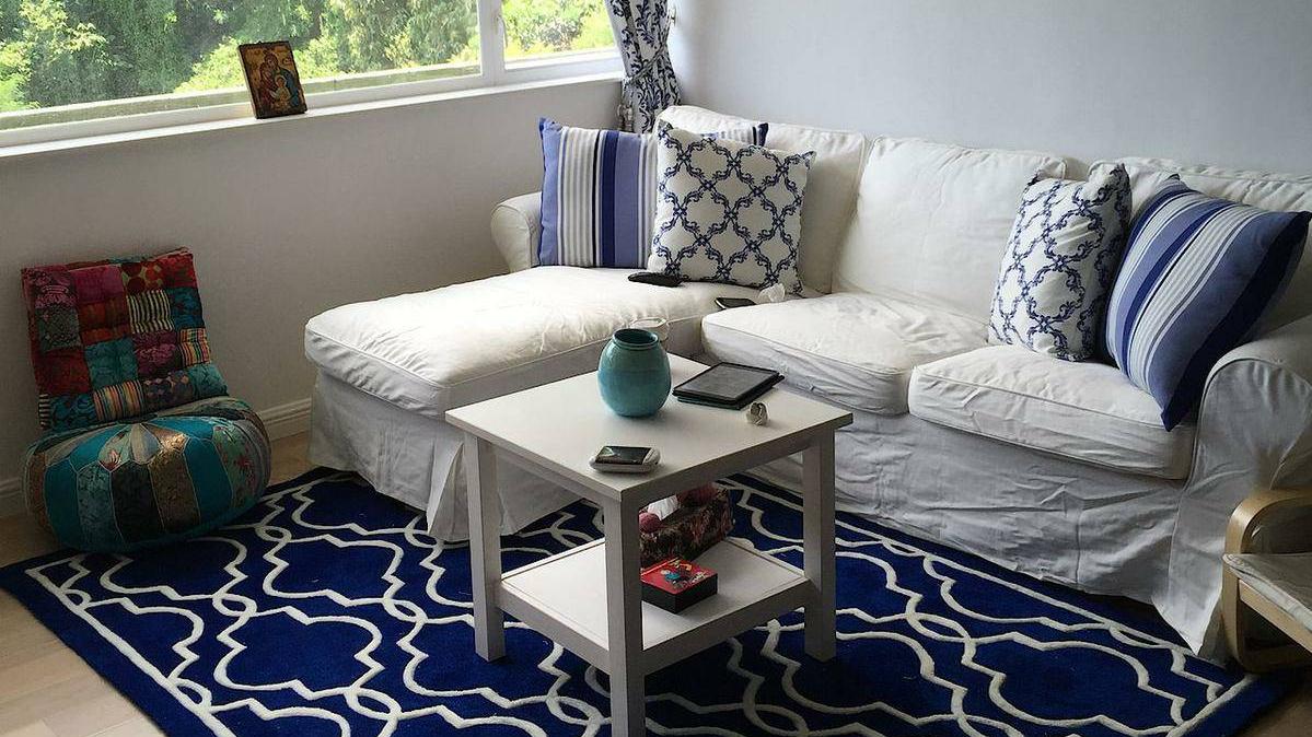 客廳放有米白色布藝大梳化，地下鋪有深藍色圖案地氈，配上典雅的吊燈，以及窗外嫩綠的山巒景致，很有置身外地的況味。