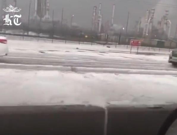 科威特有公路被冰雪覆蓋。(互聯網)