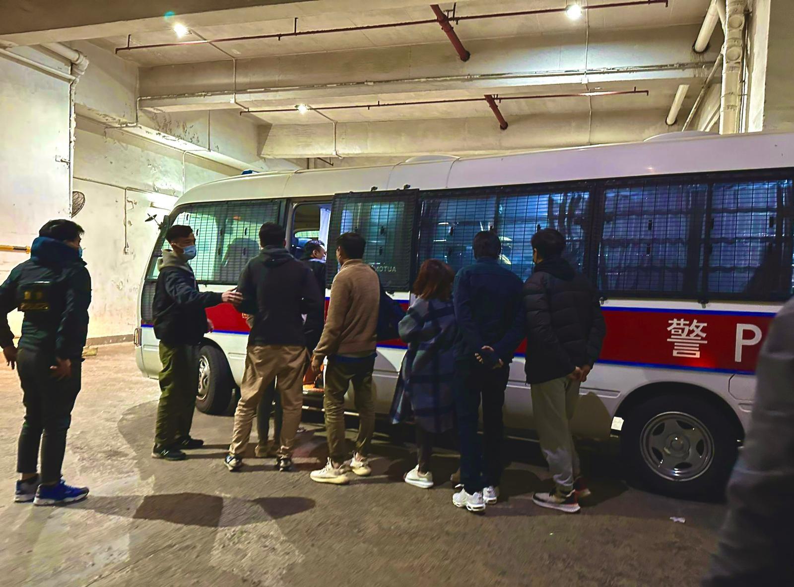 警方打擊屯門工廈無牌酒吧。