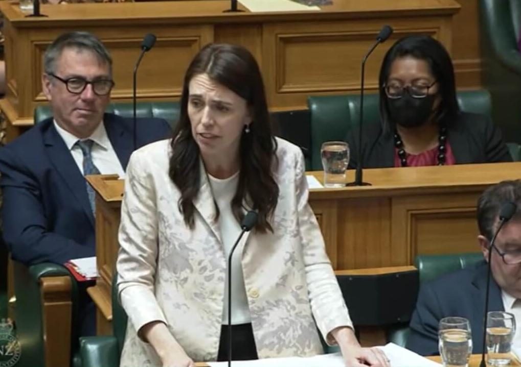 阿德恩周二在國會發言後暗罵政敵，未料被咪高峰播放出去。(互聯網)