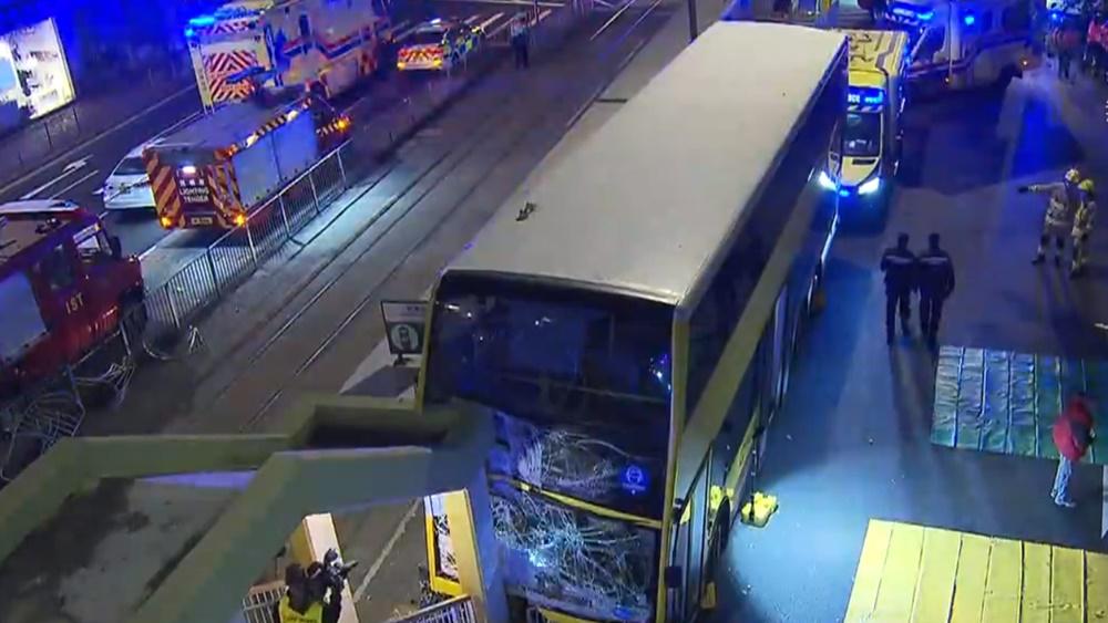 銅鑼灣2城巴車禍，１巴士撞電車站再撼天橋11傷，另１巴士撞橋底。(電視截圖)