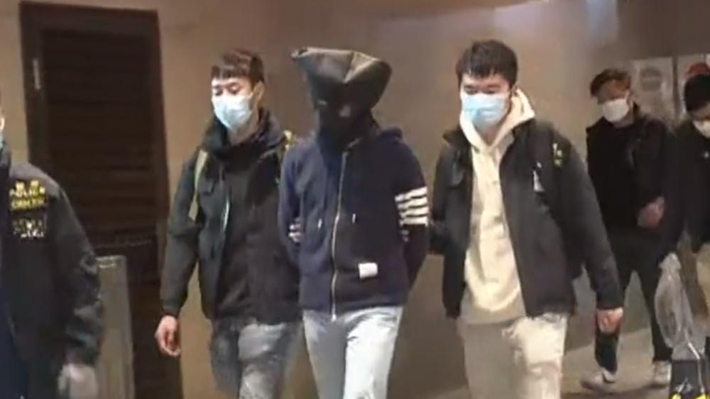 2嫖客光顧援交遭毆劫影裸照，7男女被捕。(電視截圖)