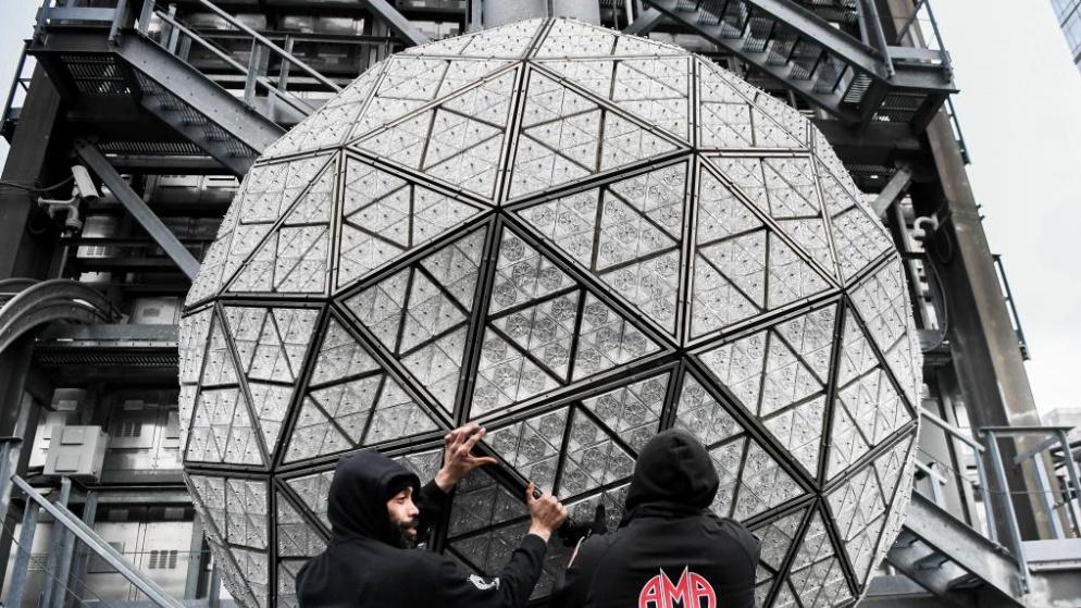 紐約時代廣場跨年倒數今年不限人數，水晶球開始更換新圖案。(網上圖片)