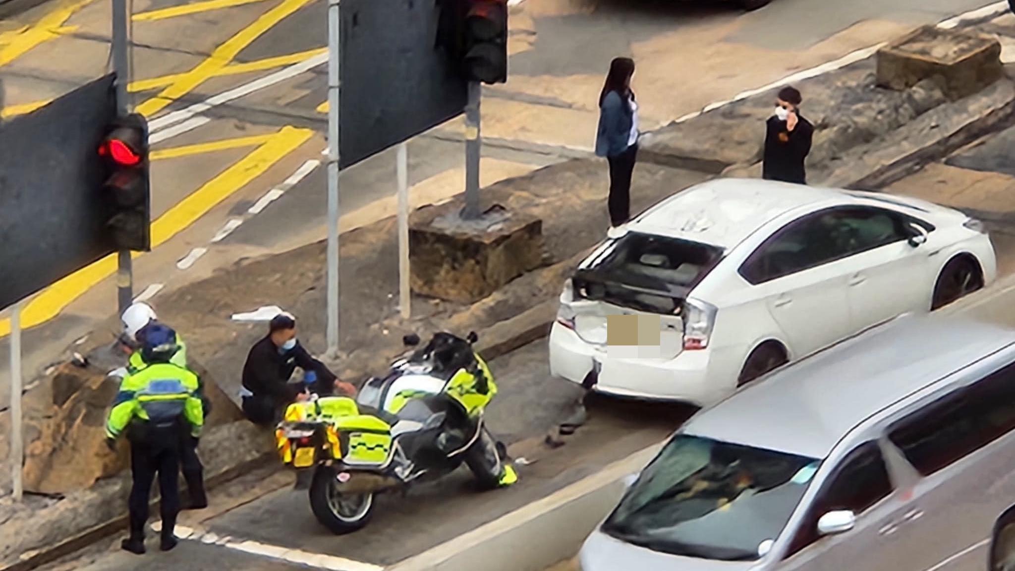 交警鐵馬車頭損毁，私家車車尾凹陷。(馬路的事討論區@fb圖)