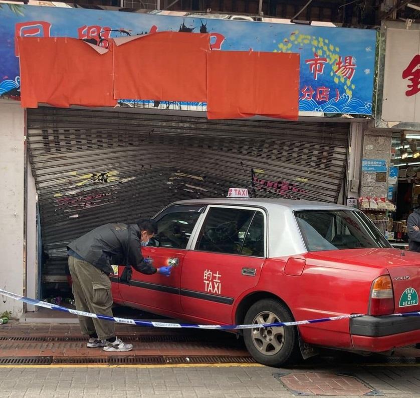 的士直撞超市捲閘，警方在現場搜調。(馬路的事討論區@fb圖)