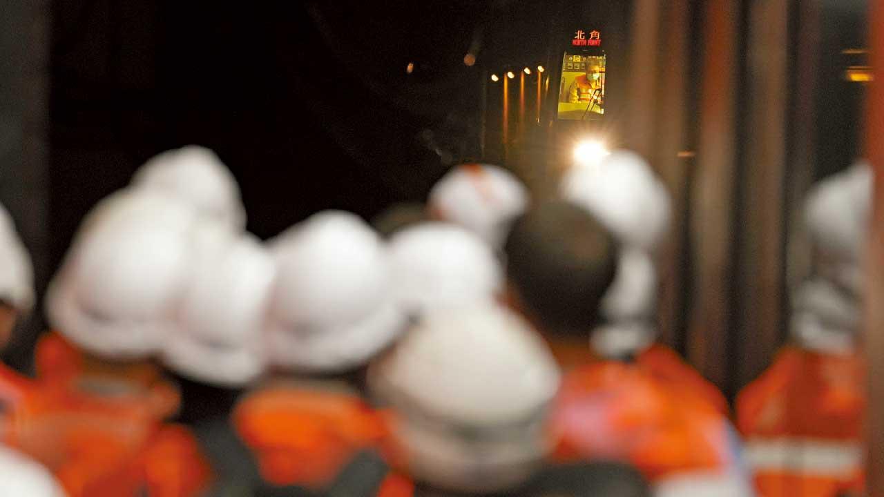 港鐵出軌後疑又「甩卡」 將軍澳綫出事 逾千人行路軌疏散 港鐵致歉