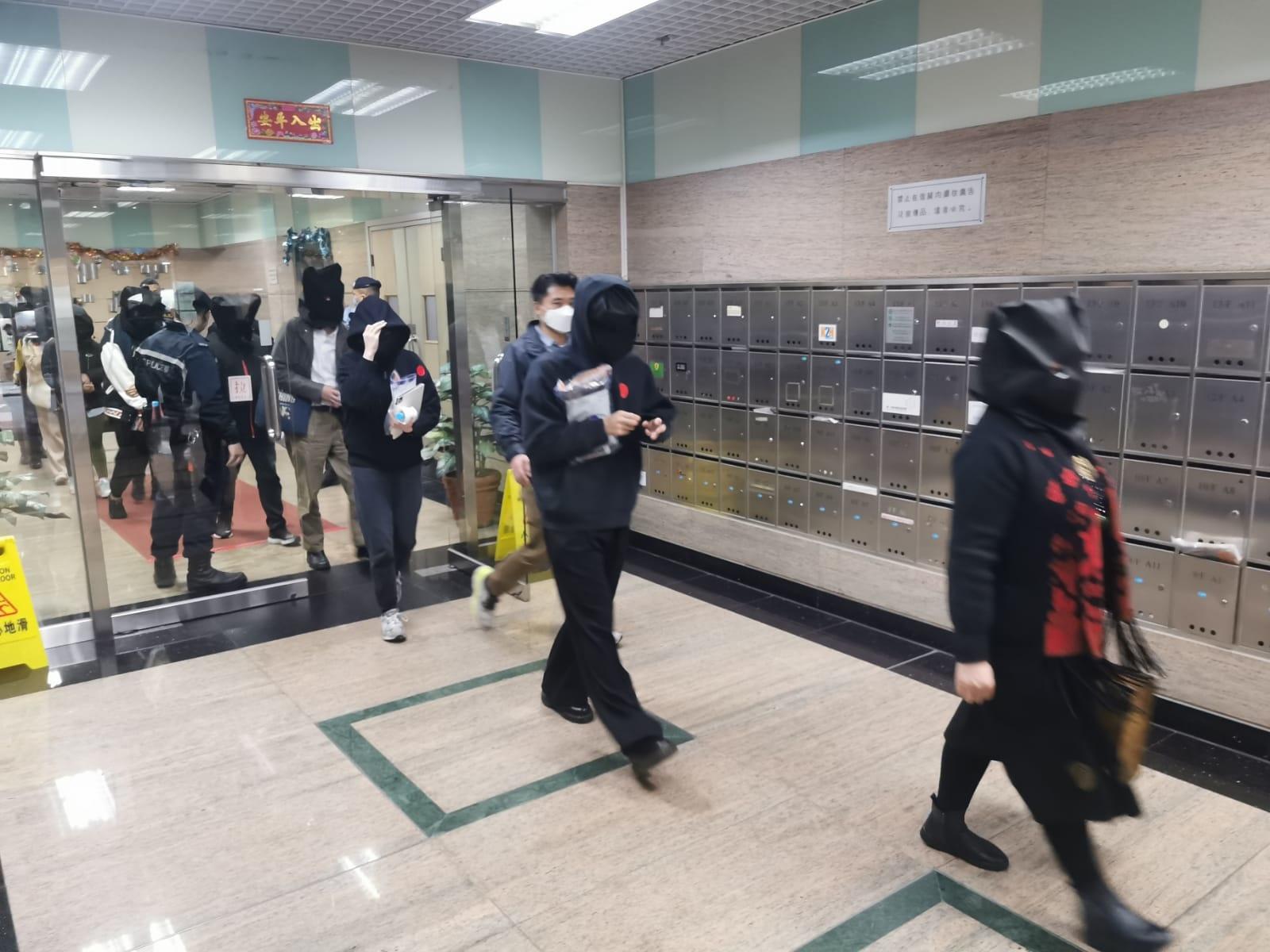 警方突擊搜查觀塘工廈搗百家樂賭檔　拘21人檢面值60萬籌碼