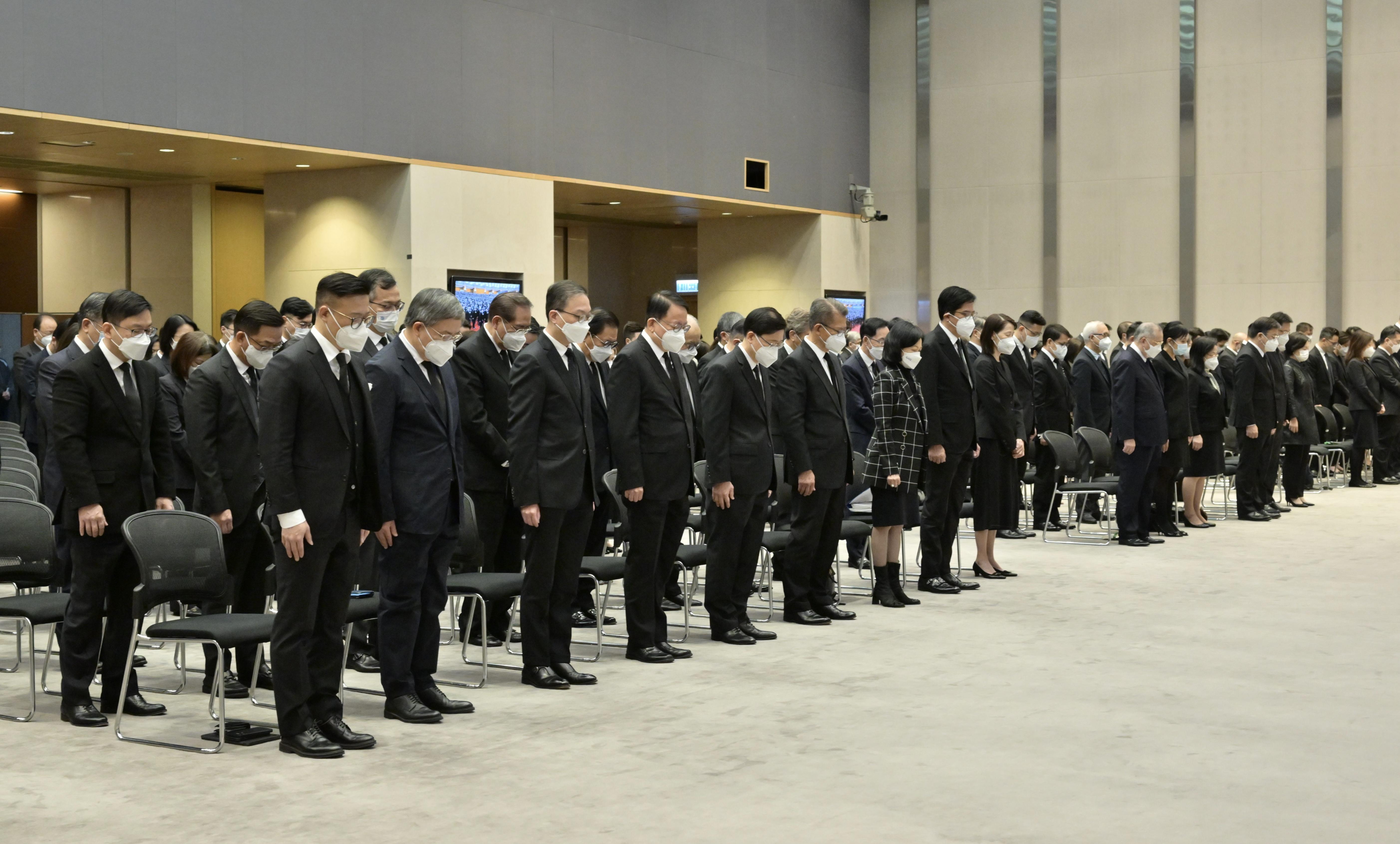 江澤民逝世｜特首李家超及一眾司局長行會議員參與默哀