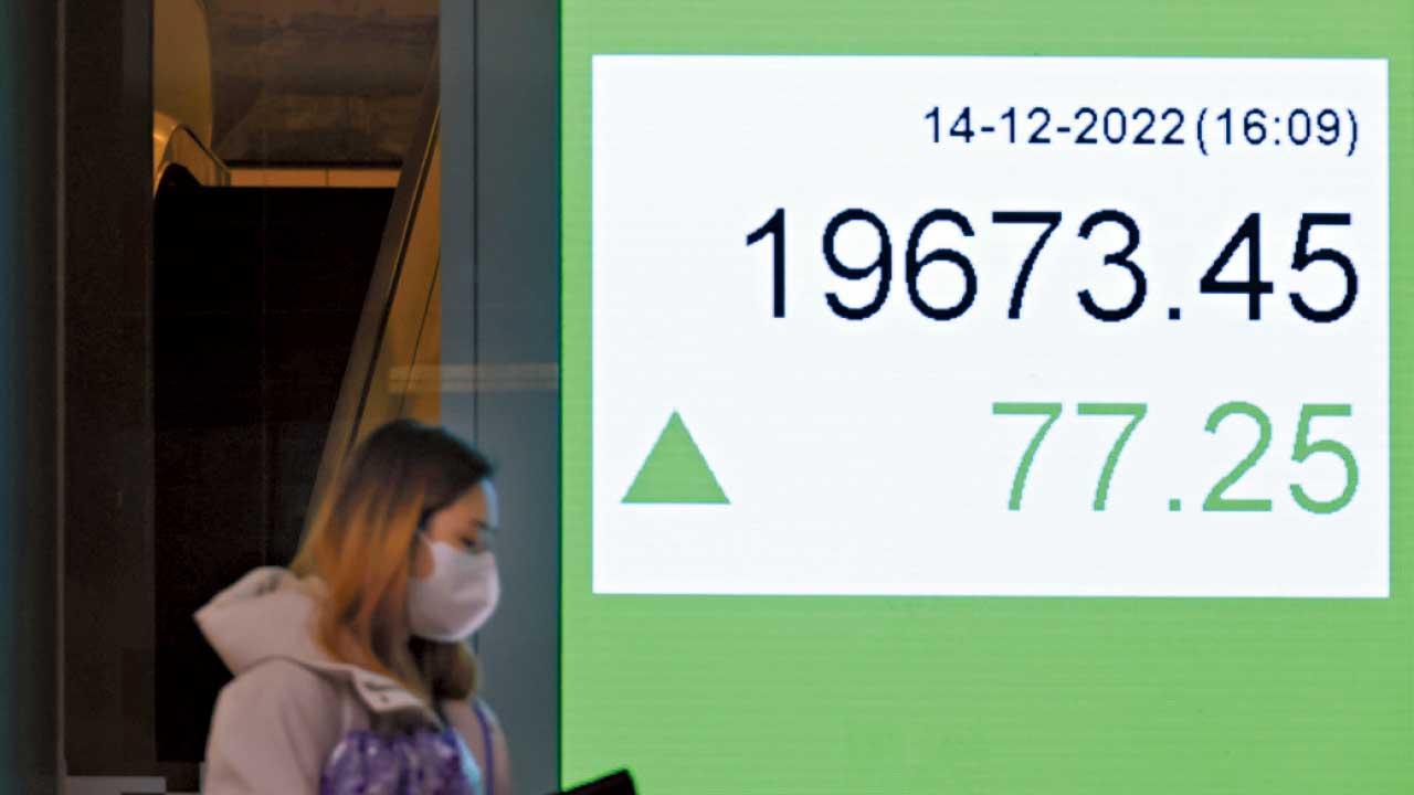 北水淨流出逾38億 觀望議息 恒指收升77點