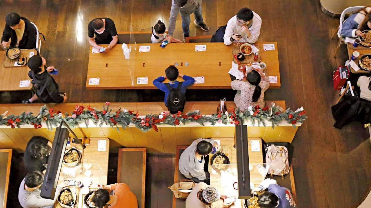 防疫大鬆綁 入境者讚暢順 酒樓料生意升五成 盧寵茂稱防疫權責是時候交予市民