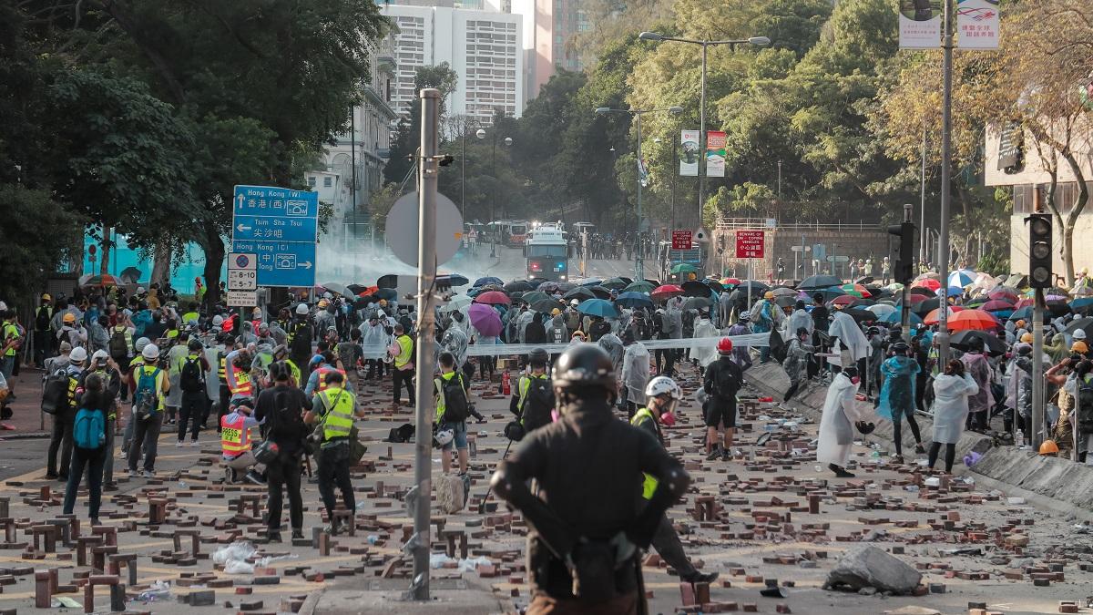 2019年11月17日在理大校園外一帶，有大批示威者與警方發生衝突。(資料圖片)