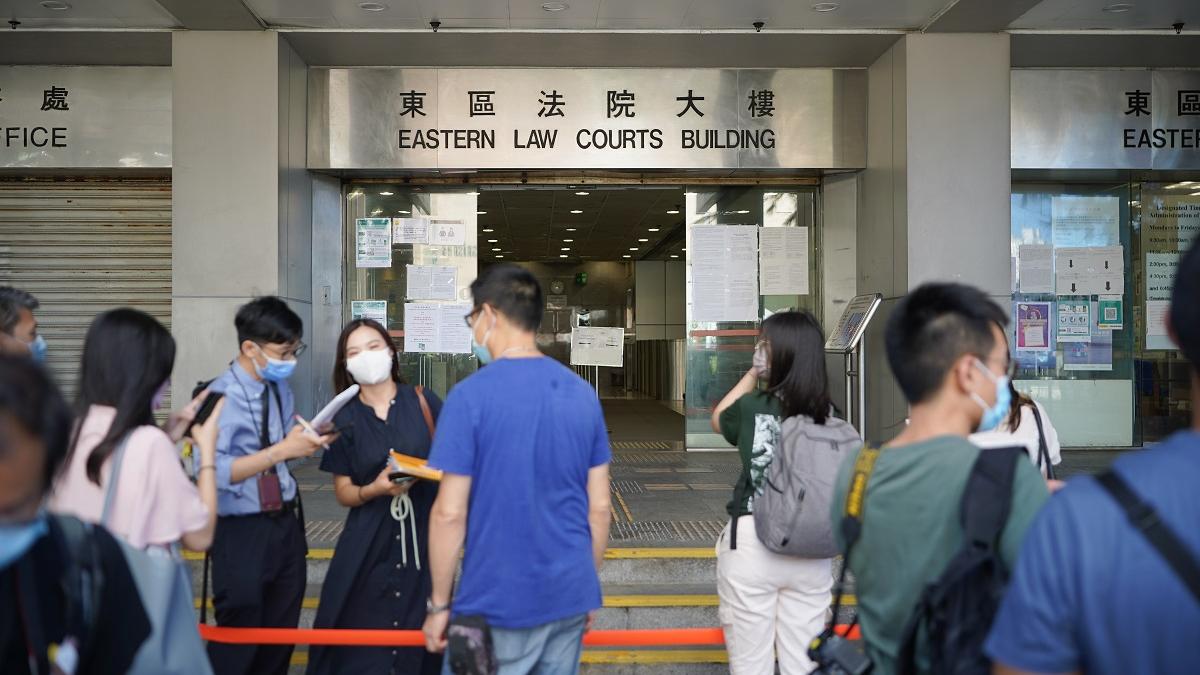 法庭使用者進入法院大樓時，明日起毋須掃描「安心出行」場所二維碼。(資料圖片)