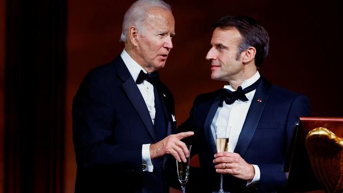 拜登與馬克龍在白宮會面。(路透社)