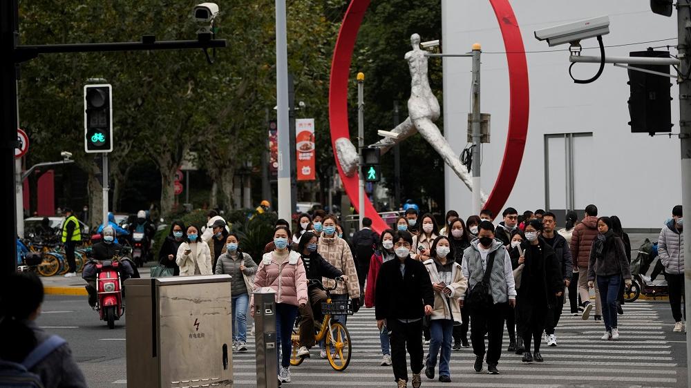 中央財辦相關負責人預計，社會生產生活及經濟將在明年第二季加速恢復。圖為上海街頭。(路透社)