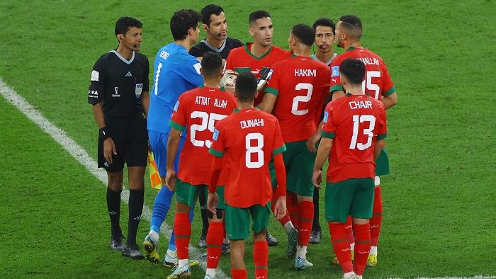 摩洛哥球員賽後對球證表示不滿，並一度包圍球證理論。(路透社)