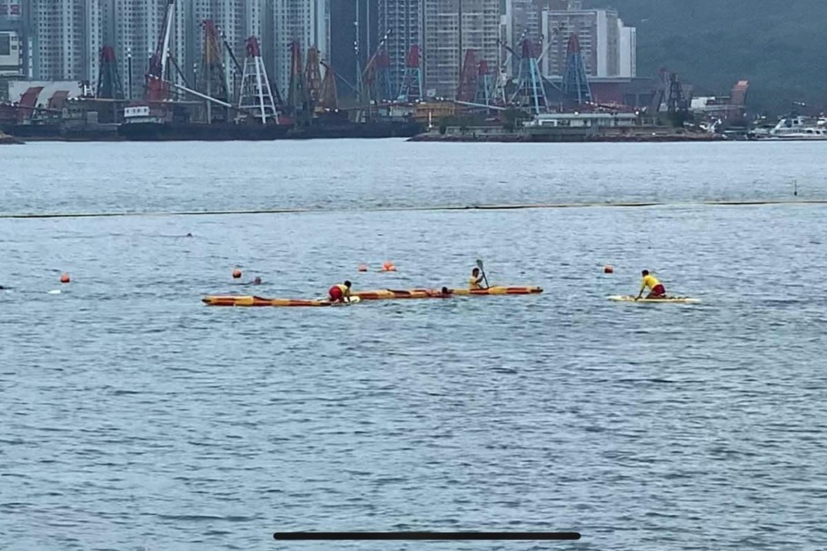 一名六旬漢早上在黃金泳灘懷疑遇溺，救生員在海面搜救事主。(港九拯溺員工會FB圖片)