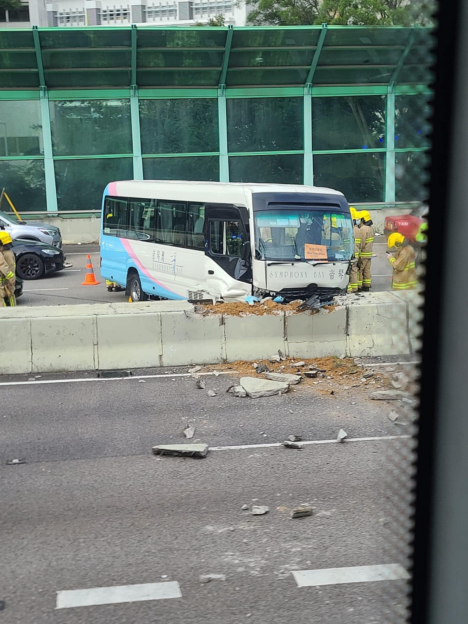 大老山公路屋苑小巴撞私家車 男司機女乘客受傷