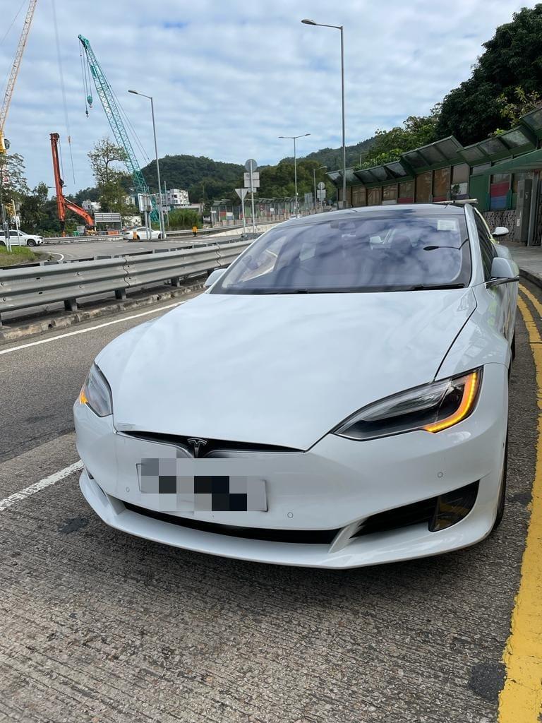 警方西貢截可疑Tesla　司機涉停牌期間駕駛被捕