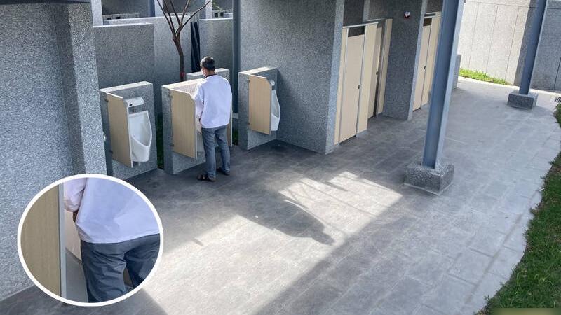 民眾到涉事公廁參觀，發現從旁邊樓梯望下去，能看見男廁男士小便。(互聯網)