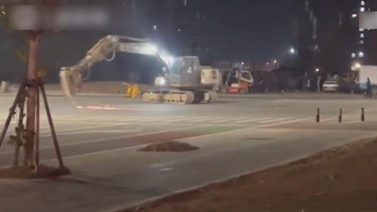 鑽地機瘋狂轉圈，在地面刮出火花。(互聯網)