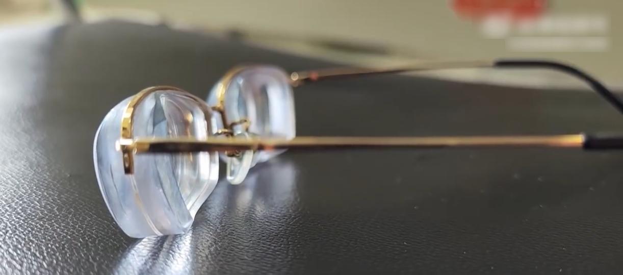 梁女士的3,000度近視眼鏡。(互聯網)