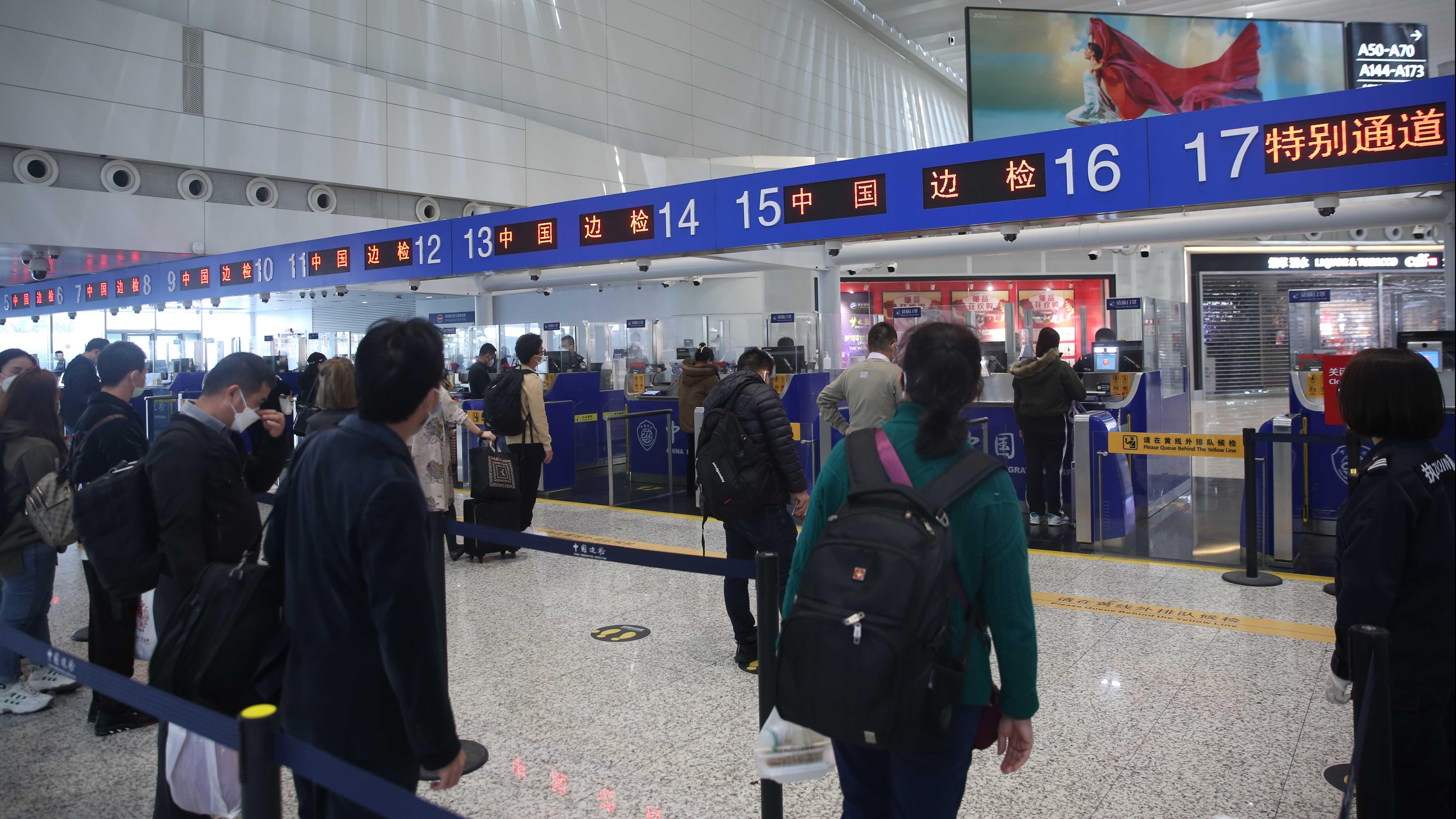 內地機場已開始有較多旅客出境。