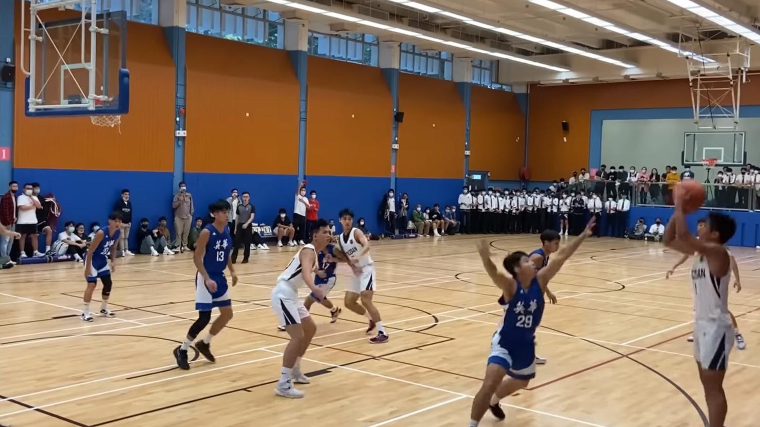拔萃男書院被指在日前的四強賽違反防疫措施，該場比賽成績遭學體會取消。(網民C.H Coach@YouTube片段截圖)