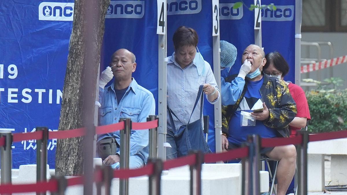 政府不再要求11個特定群組定期接受核酸檢測。(資料圖片／陳奕釗攝)