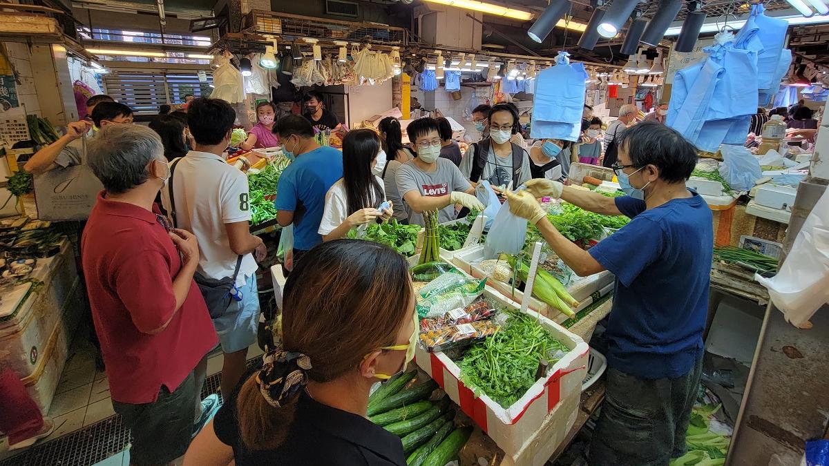 市民在街市、百貨公司等處所，如有合理辯解便可豁免戴口罩。(資料圖片／鍾式明攝)