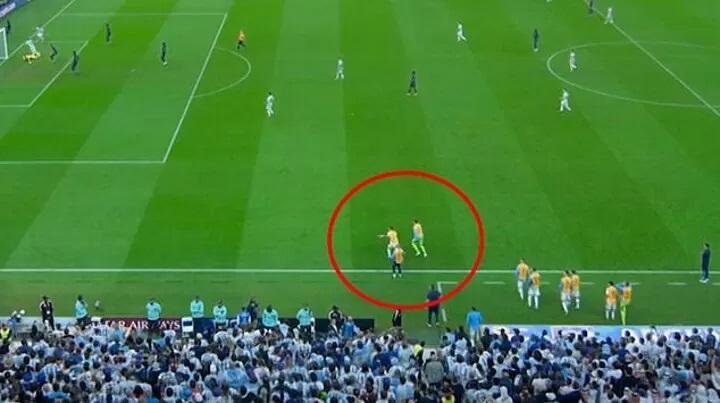 在美斯射入3:2的一球時，至少有2名阿根廷後備球員進入場區。(影片截圖)