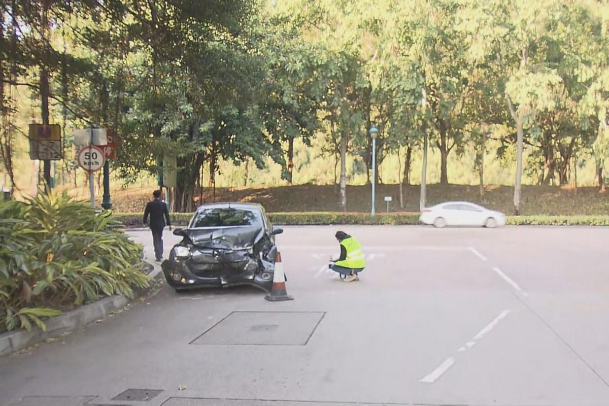 竹篙灣早上發生交通意外，涉事私家車事後車頭嚴重損毀。(電視截圖)