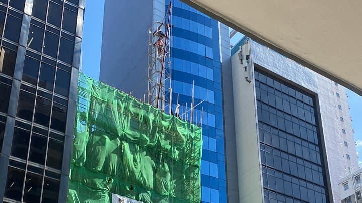 油麻地多名紥鐵工不滿拖糧危站棚架　彌敦道往尖沙咀封路