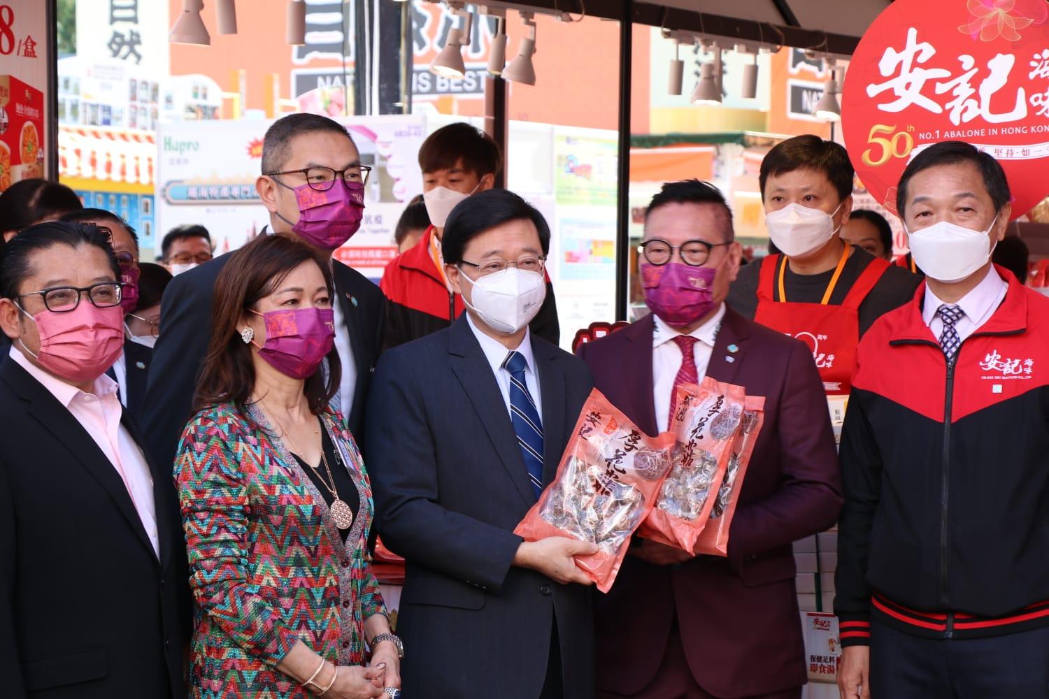 工展會2022｜今早開幕　李家超到場支持花費過千元    買冬菇、合桃酥及雞仔餅 (林俊源攝)