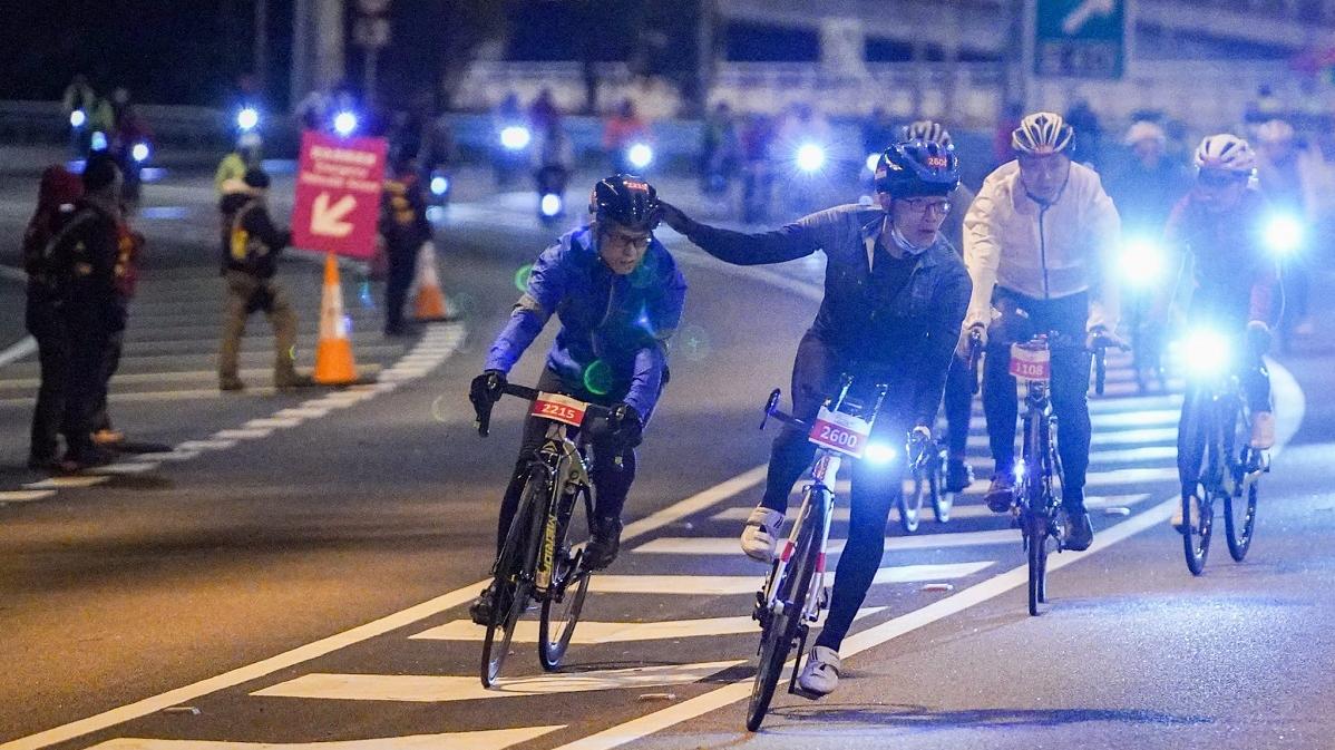 香港單車節12月18日清晨舉行，因強風影響，50公里組選手需要在青衣掉頭，不經青馬大橋及汀九橋。(李睿哲攝)