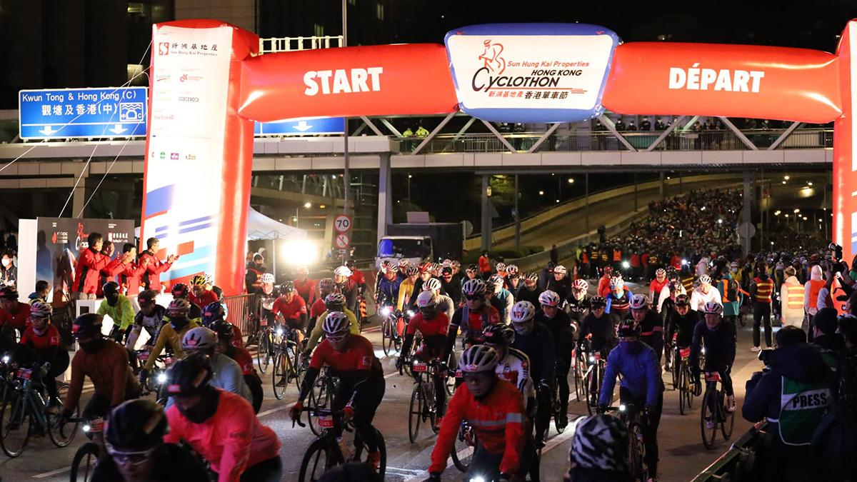 香港單車節12月18日清晨舉行，一眾選手在尖沙咀梳士巴利道起步。(鍾式明攝)