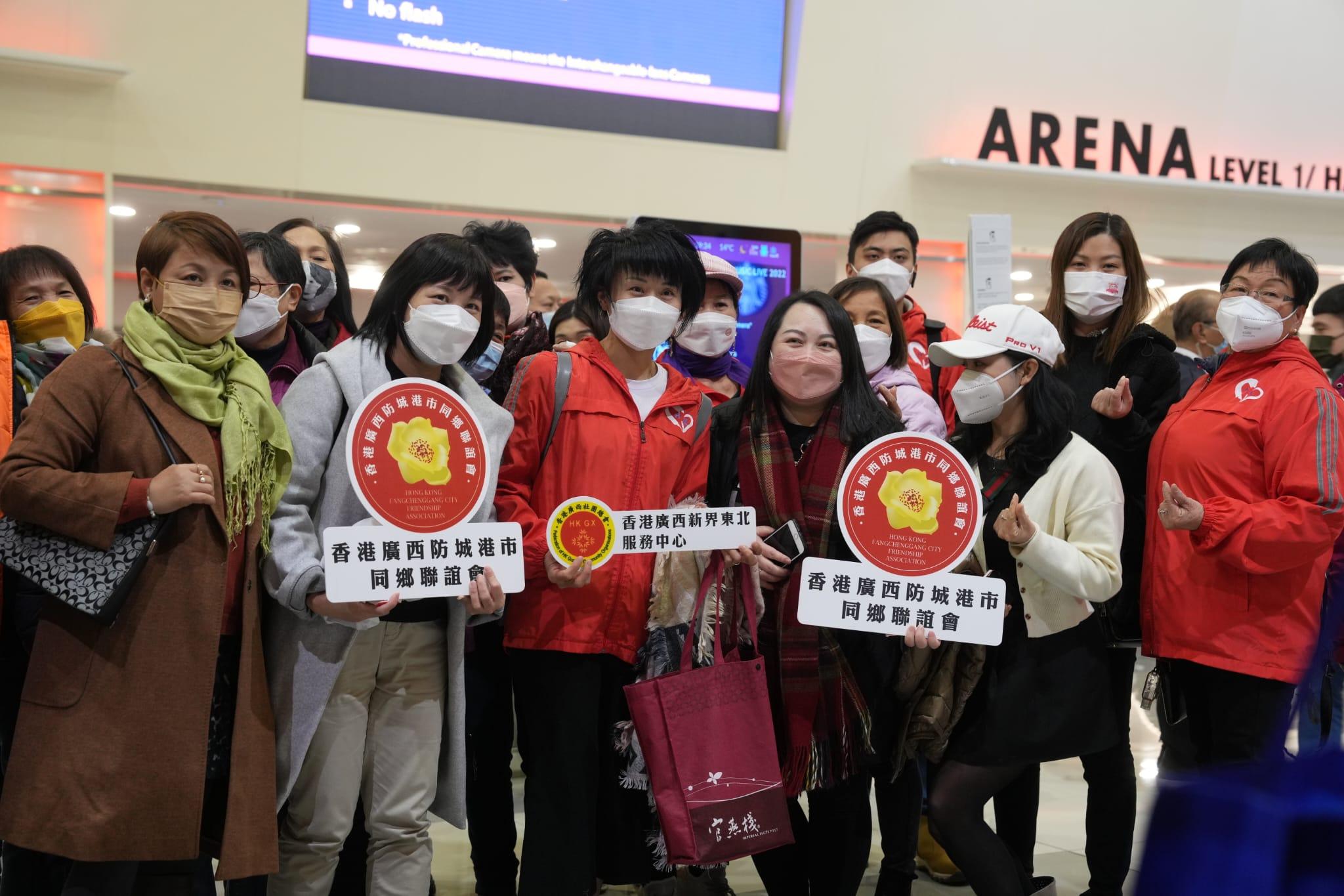 楊千嬅演唱會｜澳洲新加坡粉絲舉牌 尾場獲愛國團體拉隊入場