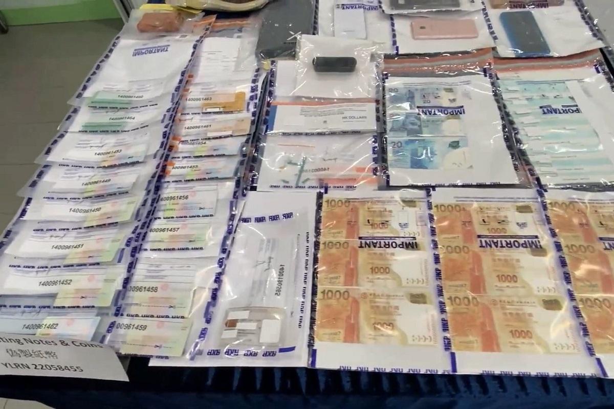 警方展示檢獲的偽鈔等證物。(警方直播截圖)