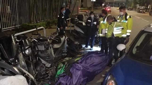 鰂魚涌女司機揸MINI Cooper稱「扭軚大咗」　掃冧8部電單車