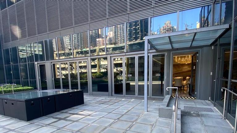 長沙灣道650號中國船舶大廈低層全層連平台單位，以意向價25.3萬元放租，平均呎租22元。