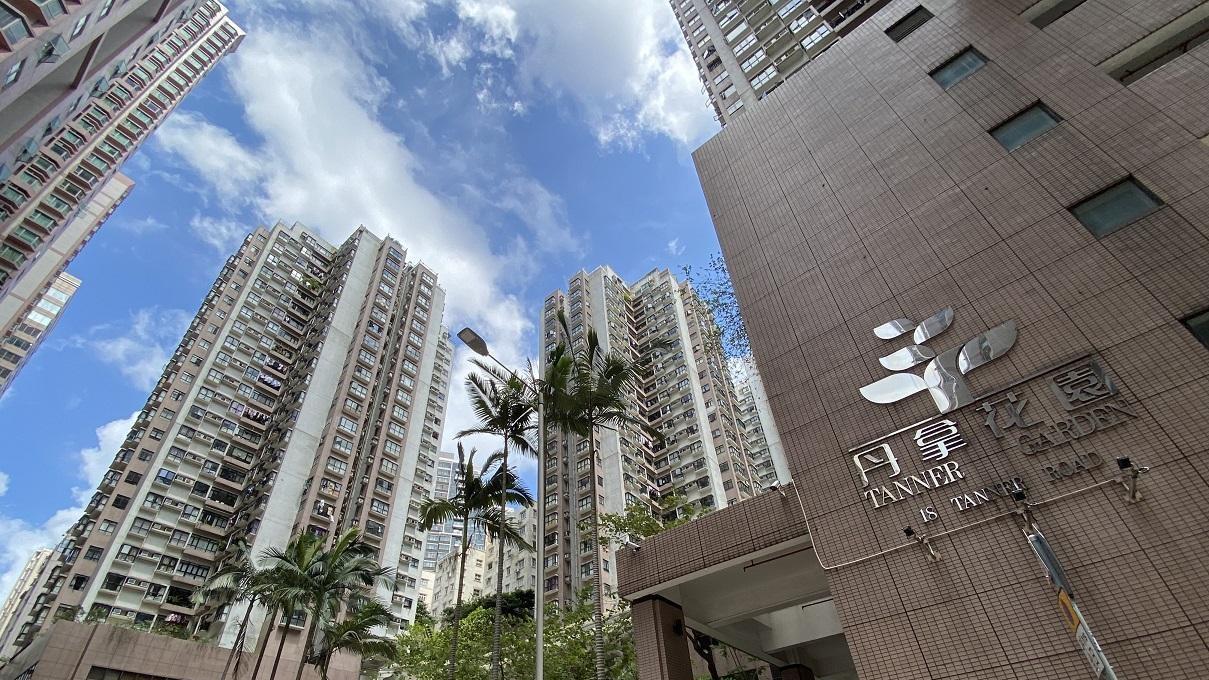 北角丹拿花園一個高層改則兩房單位，放盤3個月減價8.9%，以1,020萬元易手，呎價回升15,000元以上水平。