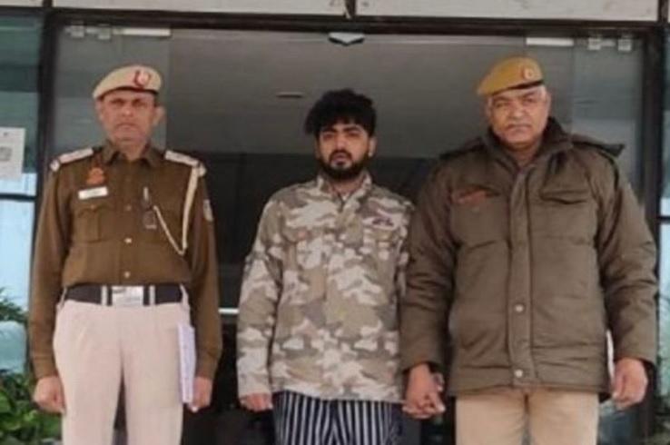 Abhinav Prakash(中)事後被警方拘捕。(互聯網)