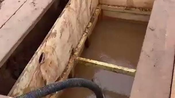 墓穴「水浸」，家屬要開動水泵抽水。(互聯網)