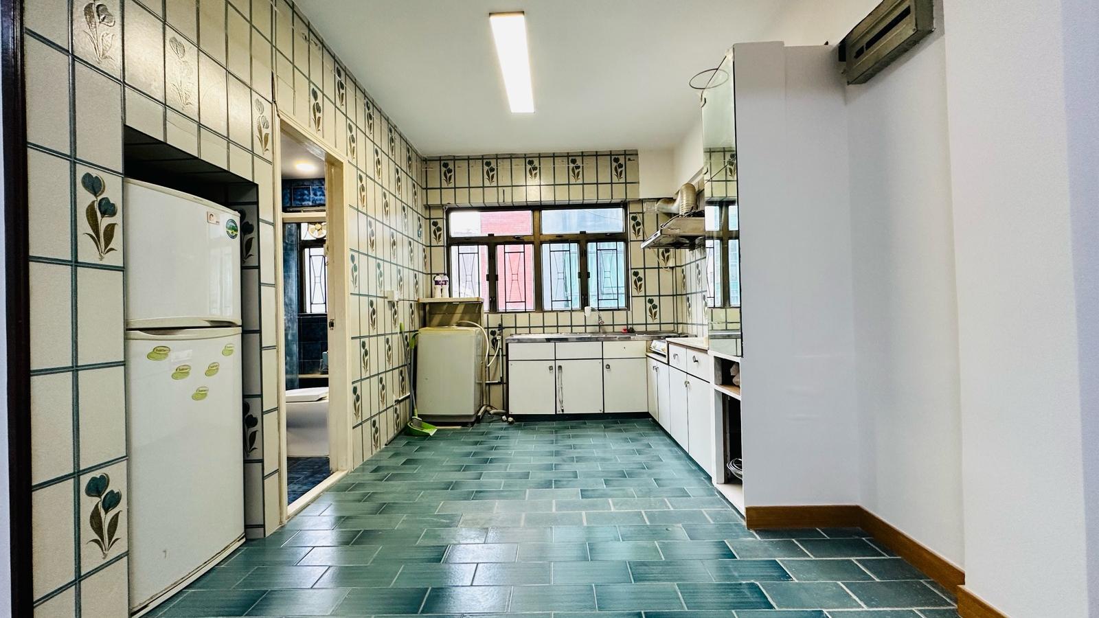 開放式廚房以米黃色花朵瓷磚鋪砌，充滿濃厚的懷舊氣息，而且空間寬敞，非常實用。