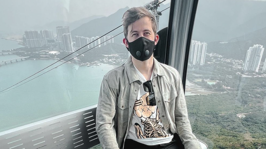 Alan Walker來港籌備周五亞博show  趁休假坐纜車遊香港