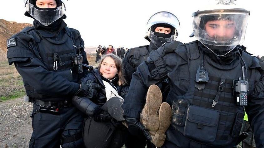 環保少女通貝里在德國抗議一度被警方拘留，有網民質疑做騷。(Twitter)