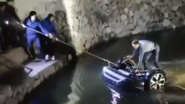 江西新牌仔母親駕車載丈夫孩子，不慎衝入水塘全家溺斃。(微博)