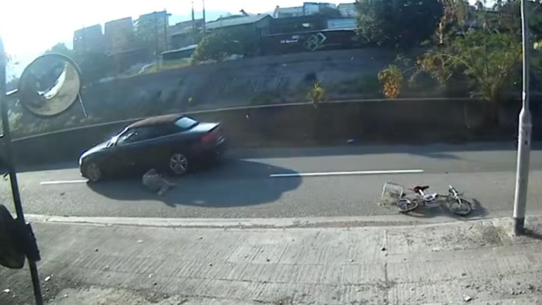 天水圍七旬婦踩單車捱撞至飛彈，留醫1日終告不治。(車cam L@FB)