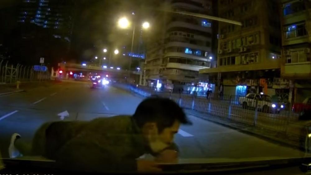 元旦旺角衝出馬路撞車滾地醉漢，涉刑毀被捕。(車cam L(香港群組)@FB)