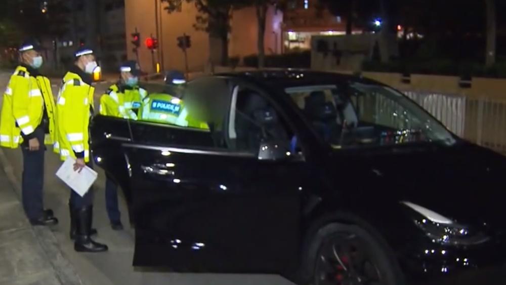 沙田Tesla撞斃六旬過路婦，司機涉危駕被捕。(電視截圖)