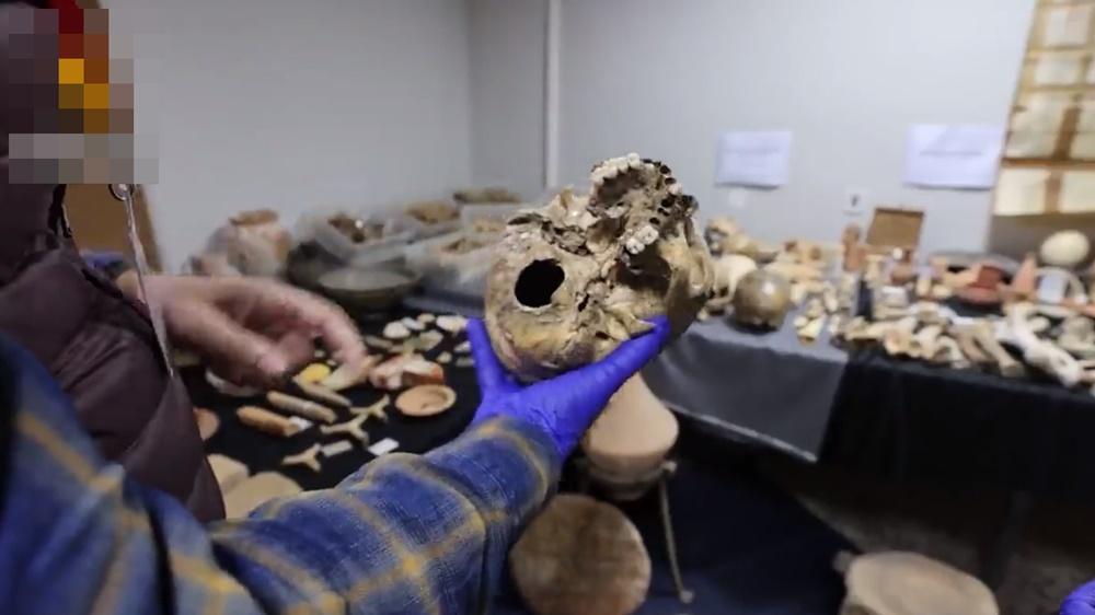 西班牙有民宅被揭私藏5000年歷史頭骨，檢近350件文物。(Twitter)